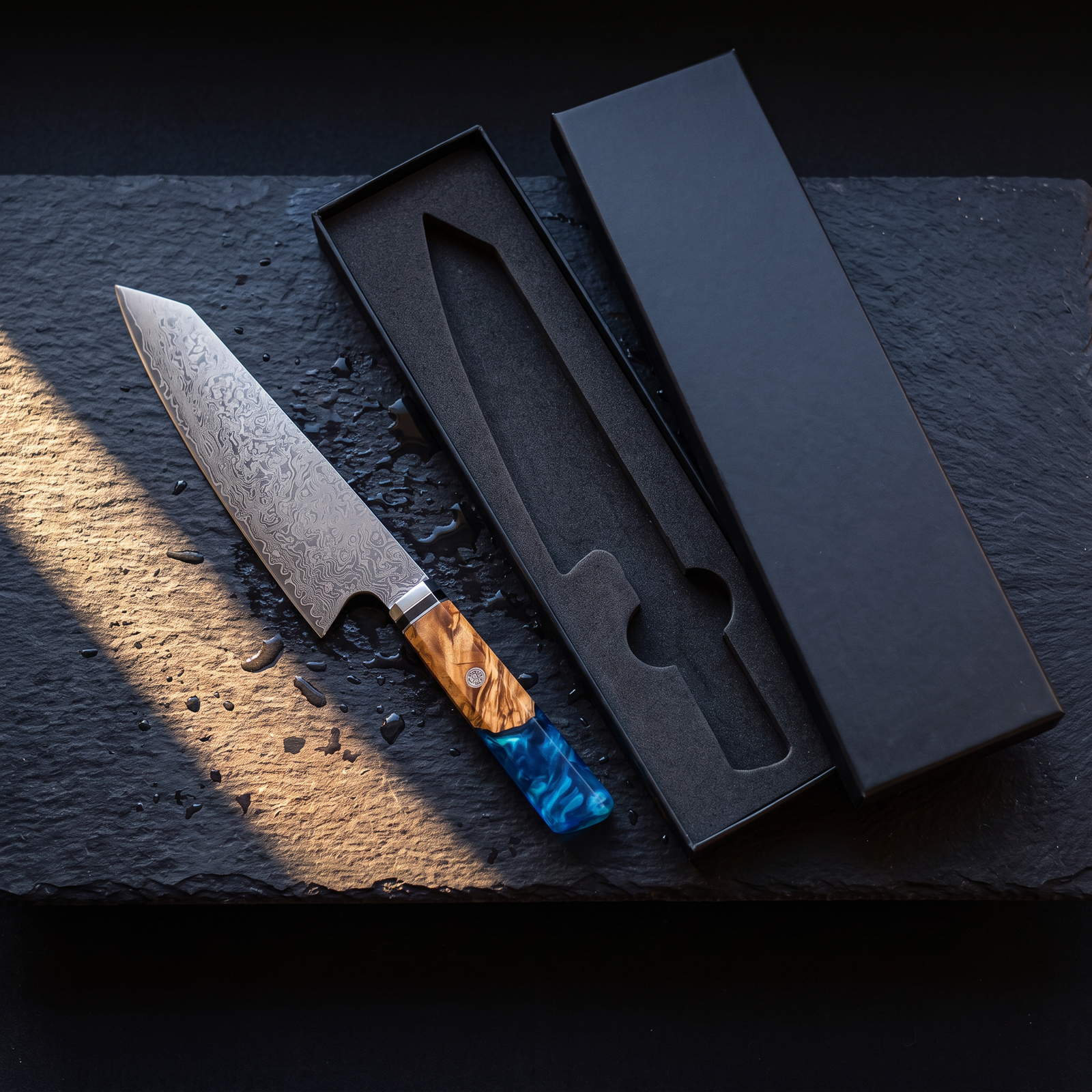 The essential: the knife and its unbranded gift box