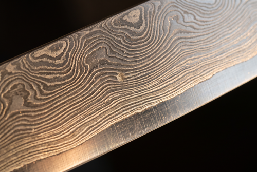 Macro of the folded damascus layers over the VG10 core